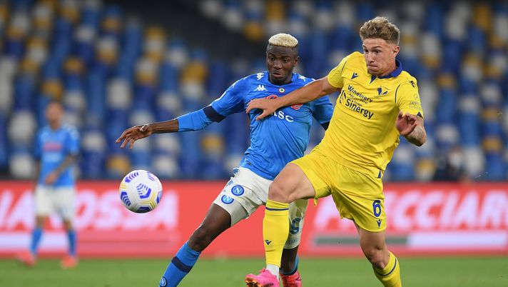 NAPLES, ITALY - MAY 23: Matteo Lovato of Hellas Verona holds off Victor Osimhen of SSC Napoli during the Serie A match between SSC Napoli and Hellas Verona FC at Stadio Diego Armando Maradona on May 23, 2021 in Naples, Italy. Sporting stadiums around Italy remain under strict restrictions due to the Coronavirus Pandemic as Government social distancing laws prohibit fans inside venues resulting in games being played behind closed doors. (Photo by Francesco Pecoraro/Getty Images) NAPLES, ITALY - MAY 23: Matteo Lovato of Hellas Verona holds off Victor Osimhen of SSC Napoli during the Serie A match between SSC Napoli and Hellas Verona FC at Stadio Diego Armando Maradona on May 23, 2021 in Naples, Italy. Sporting stadiums around Italy remain under strict restrictions due to the Coronavirus Pandemic as Government social distancing laws prohibit fans inside venues resulting in games being played behind closed doors. (Photo by Francesco Pecoraro/Getty Images)