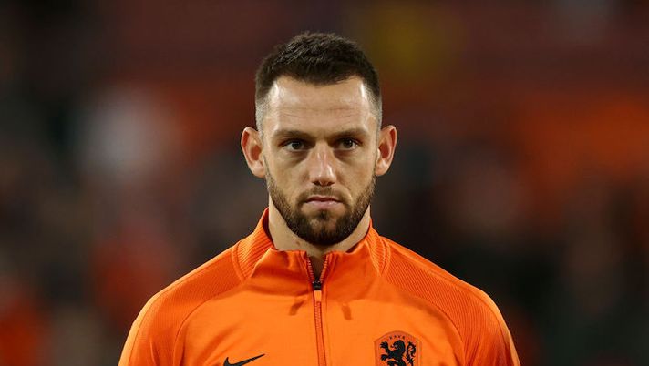 ROTTERDAM, NETHERLANDS - OCTOBER 11: Stefan de Vrij of Netherlands stands for the national anthem prior to the 2022 FIFA World Cup Qualifier match between Netherlands and Gibraltar at De Kuip on October 11, 2021 in Rotterdam, Netherlands. (Photo by Dean Mouhtaropoulos/Getty Images) Ag. de Vrij: “Con Conte al Tottenham? Può giocare in tutti i top club d’Europa” - immagine 1