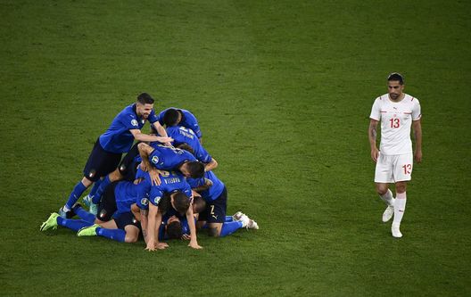 ROME, ITALY - JUNE 16: Manuel Locatelli of Italy celebrates with team mates after scoring their side's second goal as Ricardo Rodriguez of Switzerland looks dejected during the UEFA Euro 2020 Championship Group A match between Italy and Switzerland at Olimpico Stadium on June 16, 2021 in Rome, Italy. (Photo by Riccardo Antimiani - Pool/UEFA via Getty Images) ROME, ITALY - JUNE 16: Manuel Locatelli of Italy celebrates with team mates after scoring their side's second goal as Ricardo Rodriguez of Switzerland looks dejected during the UEFA Euro 2020 Championship Group A match between Italy and Switzerland at Olimpico Stadium on June 16, 2021 in Rome, Italy. (Photo by Riccardo Antimiani - Pool/UEFA via Getty Images)