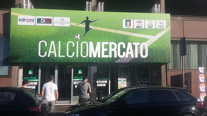 L'ingresso laterale dell'ATA Hotel, sede del calciomercato