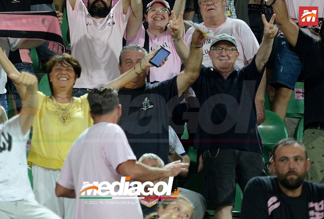 FOTOTIFO, Palermo-Genoa 1-0: i tifosi allo stadio “Renzo Barbera” (Gallery) - immagine 32