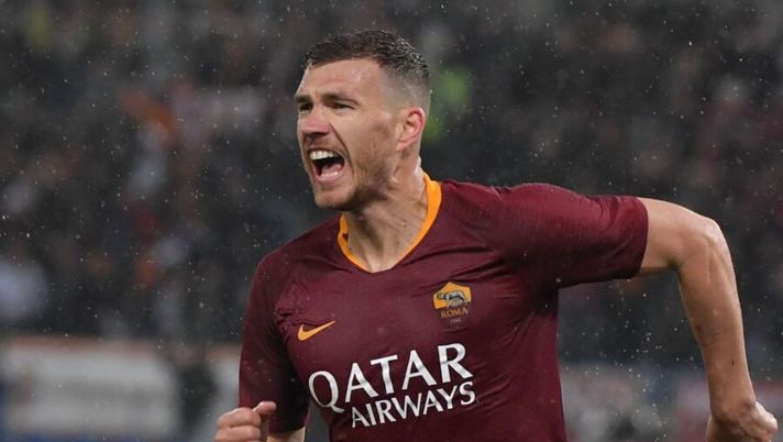 AS Roma Bosnian forward Edin Dzeko celebrates after opening the scoring during the Italian Serie A football match AS Roma vs Udinese on April 13, 2019 at the Olympic stadium in Rome. (Photo by Tiziana FABI / AFP) (Photo credit should read TIZIANA FABI/AFP/Getty Images) Assogna (Sky): “Dzeko litigava con chiunque, compagni e non solo: ora è cambiato” - immagine 1