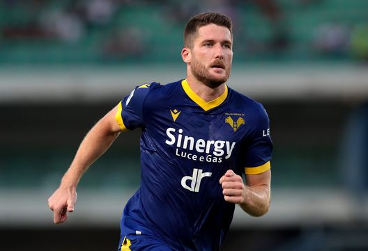 VERONA, ITALY - SEPTEMBER 04: Thomas Henry of Hellas Verona looks on during the Serie A match between Hellas Verona and UC Sampdoria at Stadio Marcantonio Bentegodi on September 04, 2022 in Verona, Italy. (Photo by Emilio Andreoli/Getty Images) Beto, il sogno. Henry piace. In pole anche Belotti: le manovre in attacco- immagine 2