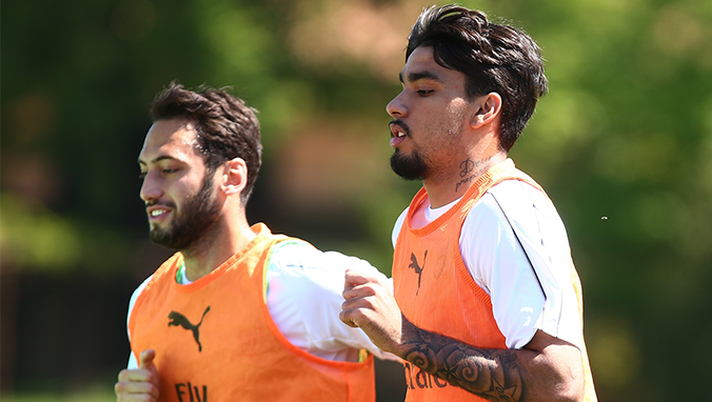 Hakan Calhanoglu e Lucas Paqueta in allenamento con il Milan (credits: acmilan.com) 