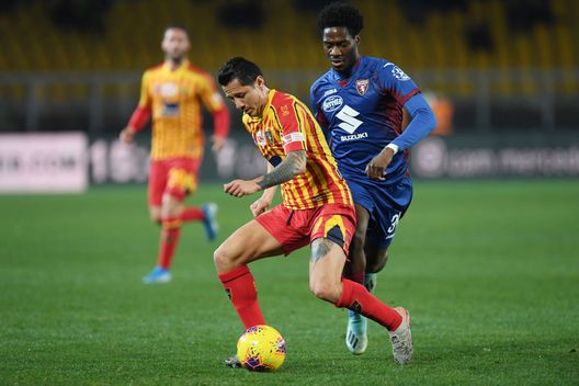 LECCE, ITALY - FEBRUARY 02: Gianluca Lapadula of US Lecce vies with Ola Aina of Torino FC during the Serie A match between US Lecce and Torino FC at Stadio Via del Mare on February 02, 2020 in Lecce, Italy. (Photo by Francesco Pecoraro/Getty Images) LECCE, ITALY - FEBRUARY 02: Gianluca Lapadula of US Lecce vies with Ola Aina of Torino FC during the Serie A match between US Lecce and Torino FC at Stadio Via del Mare on February 02, 2020 in Lecce, Italy. (Photo by Francesco Pecoraro/Getty Images)