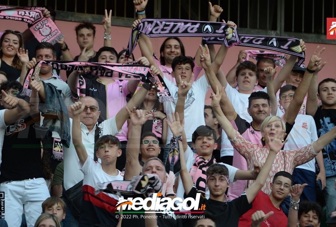 Fototifo, i tifosi allo stadio per Palermo-Feralpisaló 1-0 (gallery) - immagine 89