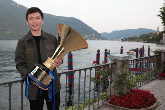 COMO, ITALY - JUNE 10: FC Internazionale president Steven Zhang poses with the Serie A trophy at Villa d’Este on June 10, 2021 in Como, Italy. (Photo by Emilio Andreoli - Inter/Inter via Getty Images) COMO, ITALY - JUNE 10: FC Internazionale president Steven Zhang poses with the Serie A trophy at Villa d’Este on June 10, 2021 in Como, Italy. (Photo by Emilio Andreoli - Inter/Inter via Getty Images)
