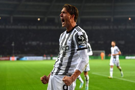 TURIN, ITALY - OCTOBER 15: Dusan Vlahovic of Juventus celebrates after scoring their side's first goal during the Serie A match between Torino FC and Juventus at Stadio Olimpico di Torino on October 15, 2022 in Turin, Italy. (Photo by Valerio Pennicino/Getty Images) Corvino: “Vlahovic passato da Fiorentina a Juventus, ma condizione mai al top”- immagine 2
