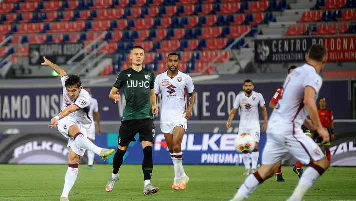 BOLOGNA, ITALY - AUGUST 02:  Simone Verdi of Torino FC kicks towards the goal during the serie A match between Bologna FC and Torino FC at Stadio Renato Dall'Ara on August 02, 2020 in Bologna, Italy. (Photo by Mario Carlini / Iguana Press/Getty Images)