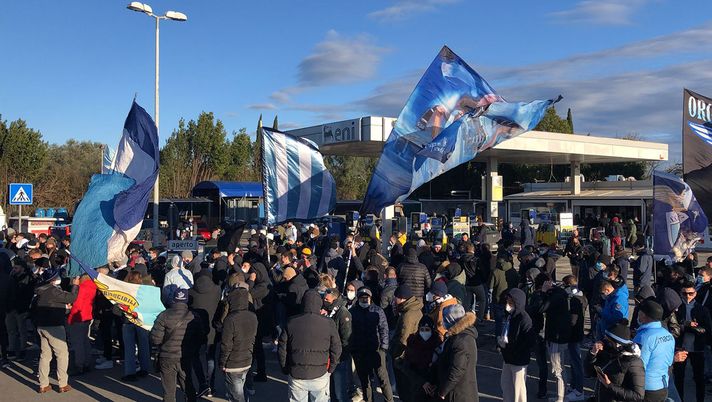 I tifosi biancocelesti incitano la squadra prima della partenza per Milano 