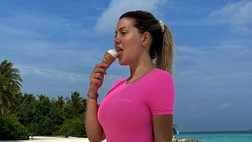 Wanda sexy in spiaggia: la Nara si gusta un gelato in costume. E blocca i commenti al post