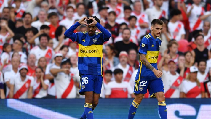 BUENOS AIRES, ARGENTINA - FEBRUARY 25: Cristian Medina of Boca Juniors celebrates after scoring the team's first goal during a Copa de la Liga Profesional 2024 derby match between River Plate and Boca Juniors at Estadio Más Monumental Antonio Vespucio Liberti on February 25, 2024 in Buenos Aires, Argentina. (Photo by Marcelo Endelli/Getty Images) Superclasico, il goal del Boca