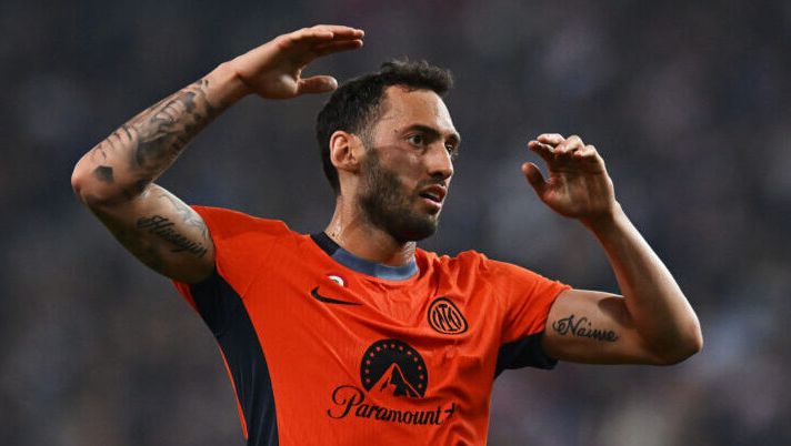 UDINE, ITALY - APRIL 08: Hakan Calhanoglu of FC Internazionale reacts during the Serie A TIM match between Udinese Calcio and FC Internazionale at Dacia Arena on April 08, 2024 in Udine, Italy. (Photo by Alessandro Sabattini/Getty Images) Calhanoglu: “Ero teso per il rigore, con Lautaro è andata così. Milan, niente benzina: è un libro chiuso” - immagine 1