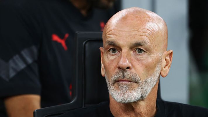 MILAN, ITALY - SEPTEMBER 18: Stefano Pioli, Head Coach of AC Milan looks on prior to the Serie A match between AC Milan and SSC Napoli at Stadio Giuseppe Meazza on September 18, 2022 in Milan, Italy. (Photo by Marco Luzzani/Getty Images) Pioli: “La scelta su Rebic e Origi! Calabria, Theo, Tatarusanu, De Ketelaere, Pobega, Giroud…” - immagine 1