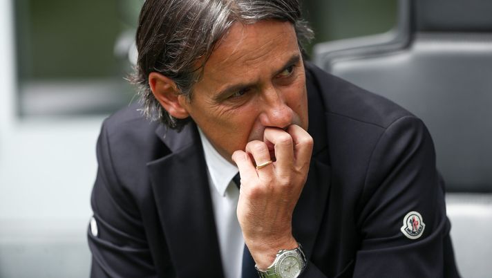 MILAN, ITALY - APRIL 30: Simone Inzaghi, Head Coach of FC Internazionale, looks on prior to the Serie A match between FC Internazionale and SS Lazio at Stadio Giuseppe Meazza on April 30, 2023 in Milan, Italy. (Photo by Marco Luzzani/Getty Images) Inter, a Verona Inzaghi pensa ad una mossa inedita per la fascia sinistra - immagine 1