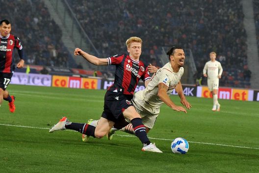 Ibrahimovic a contrasto contro il Bologna. Ibrahimovic a contrasto contro il Bologna.