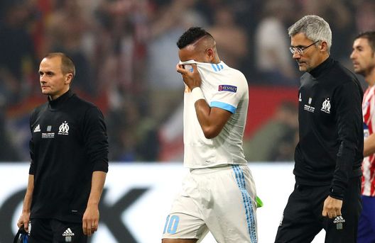 LYON, FRANCE - MAY 16: Dimitri Payet of Marseille looks dejected as he walks off the pitch after picking up an injury during the UEFA Europa League Final between Olympique de Marseille and Club Atletico de Madrid at Stade de Lyon on May 16, 2018 in Lyon, France. (Photo by Michael Steele/Getty Images) Francia, niente bottigliette di plastica allo stadio. Scelta ecologica e di ordine pubblico- immagine 2