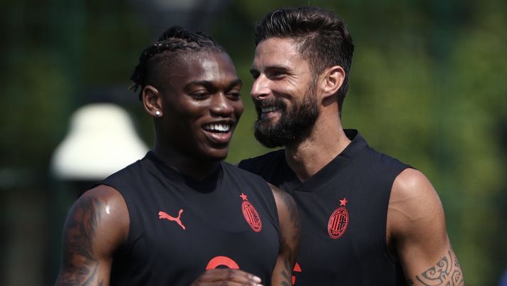 Rafael Leao e Olivier Giroud (attaccanti AC Milan) in allenamento a Milanello | Milan News (Getty Images) Leao Giroud AC Milan allenamento Milanello