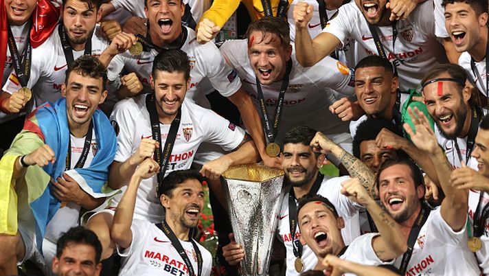 COLOGNE, GERMANY - AUGUST 21: Jesus Navas and Ever Banega of Sevilla, and their teammates celebrate with the UEFA Europa League Trophy following their team's victory in the UEFA Europa League Final between Seville and FC Internazionale at RheinEnergieStadion on August 21, 2020 in Cologne, Germany. (Photo by Lars Baron/Getty Images) COLOGNE, GERMANY - AUGUST 21: Jesus Navas and Ever Banega of Sevilla, and their teammates celebrate with the UEFA Europa League Trophy following their team's victory in the UEFA Europa League Final between Seville and FC Internazionale at RheinEnergieStadion on August 21, 2020 in Cologne, Germany. (Photo by Lars Baron/Getty Images)