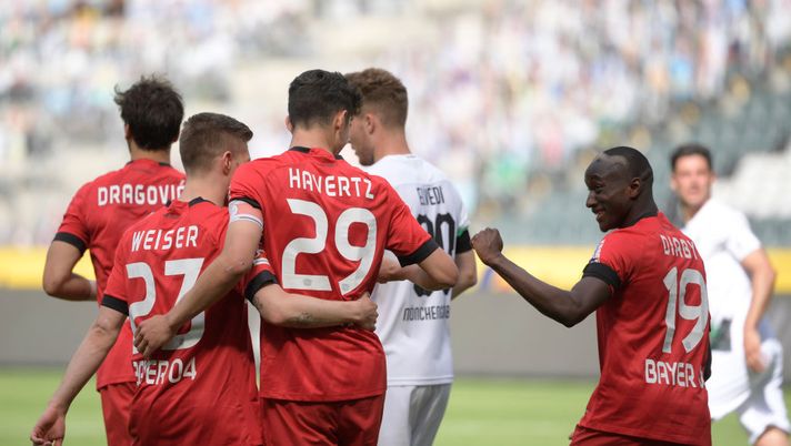MOENCHENGLADBACH, GERMANY - MAY 23: Kai Havertz of Bayer 04 Leverkusen celebrates with his team mates after scoring his team's second goal from the penalty spot during the Bundesliga match between Borussia Moenchengladbach and Bayer 04 Leverkusen at Borussia-Park on May 23, 2020 in Moenchengladbach, Germany. (Photo by Ina Fassbender/Pool via Getty Images) 
