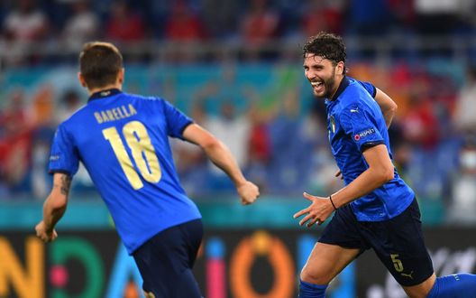 ROME, ITALY - JUNE 16: Manuel Locatelli of Italy celebrates with Nicolo Barella after scoring their side's first goal during the UEFA Euro 2020 Championship Group A match between Italy and Switzerland at Olimpico Stadium on June 16, 2021 in Rome, Italy. (Photo by Claudio Villa/Getty Images) Tramezzani avvisa Mancini: “L’Italia ha qualità ma la Svizzera è cresciuta, si dimentichi il 3-0 dell’Europeo”- immagine 2