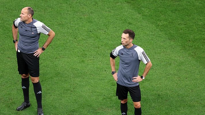 LUSAIL CITY, QATAR - DECEMBER 09: Referee Antonio Mateu Lahoz looks on with Assistant Referee Pau Cebrian Devis prior to kick off of the FIFA World Cup Qatar 2022 quarter final match between Netherlands and Argentina at Lusail Stadium on December 09, 2022 in Lusail City, Qatar. (Photo by Elsa/Getty Images) ARBITRO LAHOZ SOTTO ACCUSA