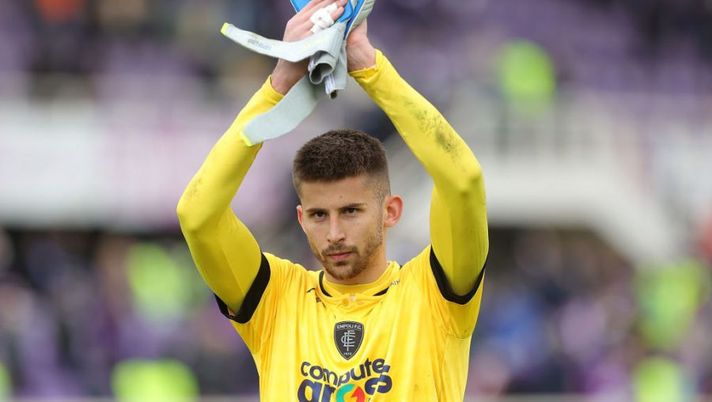 FLORENCE, ITALY - APRIL 03: Guglielmo Vicario goalkeeper of Empoli FC greets the fans after during the Serie A match between ACF Fiorentina and Empoli FC at Stadio Artemio Franchi on April 3, 2022 in Florence, Italy. (Photo by Gabriele Maltinti/Getty Images) Gazzetta: “Juve, non sei più sola su Vicario: si è mosso subito un altro club importante” - immagine 1