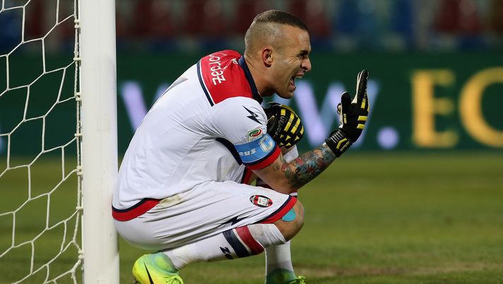 CROTONE, ITALY - JANUARY 14:  Alex Cordaz of Crotone during the Serie A match between FC Crotone and Bologna FC at Stadio Comunale Ezio Scida on January 14, 2017 in Crotone, Italy.  (Photo by Maurizio Lagana/Getty Images)
