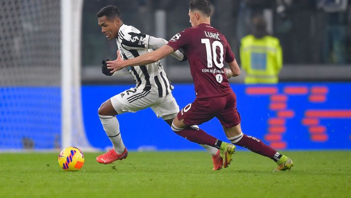 TURIN, ITALY - FEBRUARY 18: Alex Sandro of Juventus battles for the ball with Sasa Lukic of Torino FC during the Serie A match between Juventus and Torino FC at Allianz Stadium on February 18, 2022 in Turin, Italy. (Photo by Daniele Badolato - Juventus FC/Juventus FC via Getty Images) Toro, orgoglio da derby: “I tifosi siano orgogliosi di noi” - immagine 1