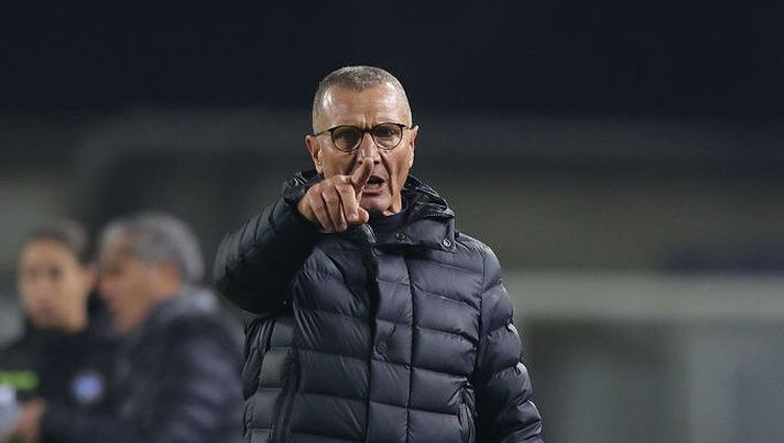 EMPOLI, ITALY - DECEMBER 22: Aurelio Andreazzoli heand coach of Empoli FC gestures during the Serie A TIM match between Empoli FC and SS Lazio at Stadio Carlo Castellani on December 22, 2023 in Empoli, Italy. (Photo by Gabriele Maltinti/Getty Images) Andreazzoli: “Per Grassi problema al polpaccio. Caprile ha fatto bene e su Caputo…” - immagine 1