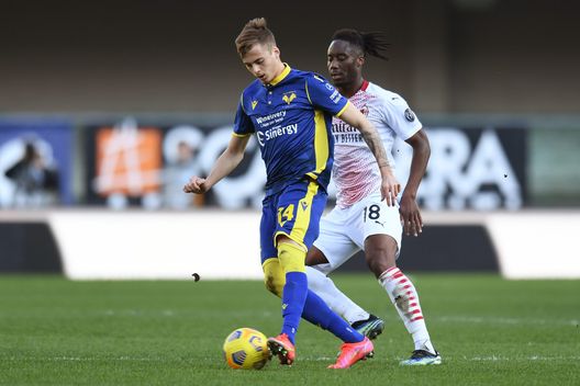  VERONA, ITALY - MARCH 07: Ivan Ilic of Hellas Verona is challenged by Soualiho Meite of A.C. Milan during the Serie A match between Hellas Verona FC and AC Milan at Stadio Marcantonio Bentegodi on March 07, 2021 in Verona, Italy. Sporting stadiums around Italy remain under strict restrictions due to the Coronavirus Pandemic as Government social distancing laws prohibit fans inside venues resulting in games being played behind closed doors. (Photo by Alessandro Sabattini/Getty Images) 