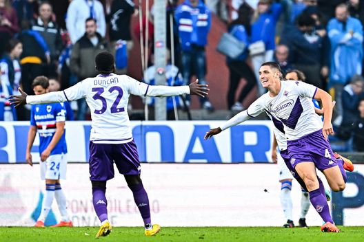 GENOA, ITALY - NOVEMBER 06: Nikola Milenkovic of Fiorentina (R) celebrates with his team-mate Alfred Duncan after scoring a goal during the Serie A match between UC Sampdoria and ACF Fiorentina at Stadio Luigi Ferraris on November 6, 2022 in Genoa, Italy. (Photo by Simone Arveda/Getty Images) Un calcio ruvido e concreto, come Milenkovic: il simbolo di questa Fiorentina- immagine 2