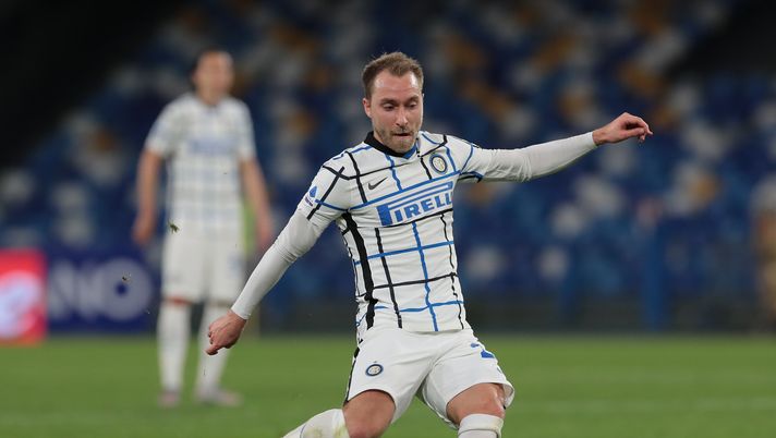 NAPLES, ITALY - APRIL 18: Christian Eriksen of FC Internazionale in action during the Serie A match between SSC Napoli and FC Internazionale at Stadio Diego Armando Maradona on April 18, 2021 in Naples, Italy. Sporting stadiums around Italy remain under strict restrictions due to the Coronavirus Pandemic as Government social distancing laws prohibit fans inside venues resulting in games being played behind closed doors. (Photo by Emilio Andreoli - Inter/Inter via Getty Images) NAPLES, ITALY - APRIL 18: Christian Eriksen of FC Internazionale in action during the Serie A match between SSC Napoli and FC Internazionale at Stadio Diego Armando Maradona on April 18, 2021 in Naples, Italy. Sporting stadiums around Italy remain under strict restrictions due to the Coronavirus Pandemic as Government social distancing laws prohibit fans inside venues resulting in games being played behind closed doors. (Photo by Emilio Andreoli - Inter/Inter via Getty Images)