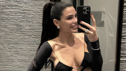 Jovana più sexy che mai: scatti bollenti sulla moto, il décolleté è da urlo