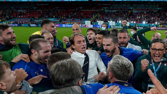 Mancini festeggia la vittoria contro l'Inghilterra Mancini festeggia la vittoria contro l'Inghilterra