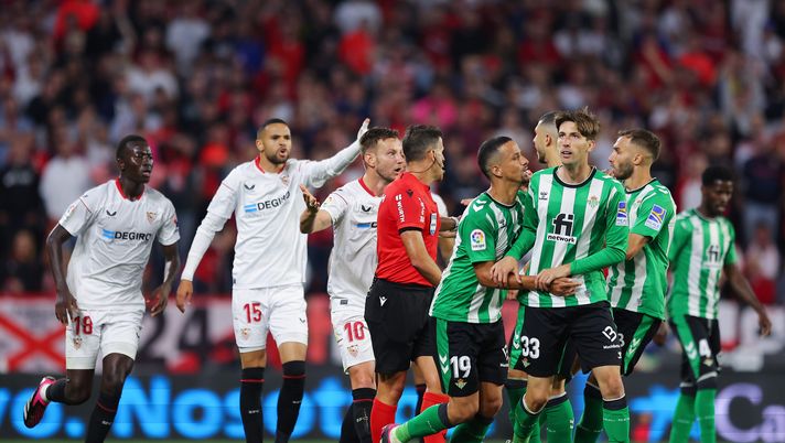 Miranda, entrataccia nel derby: anche i tifosi del Betis condannano il loro giocatore… - immagine 1