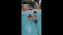 Lewandowski, un papà super: relax in piscina con la figlia | VIDEO