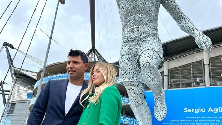 Fonte: Instagram Sofi Calzetti  Sergio Aguero, Sofia Calzetti e la statua a Manchester