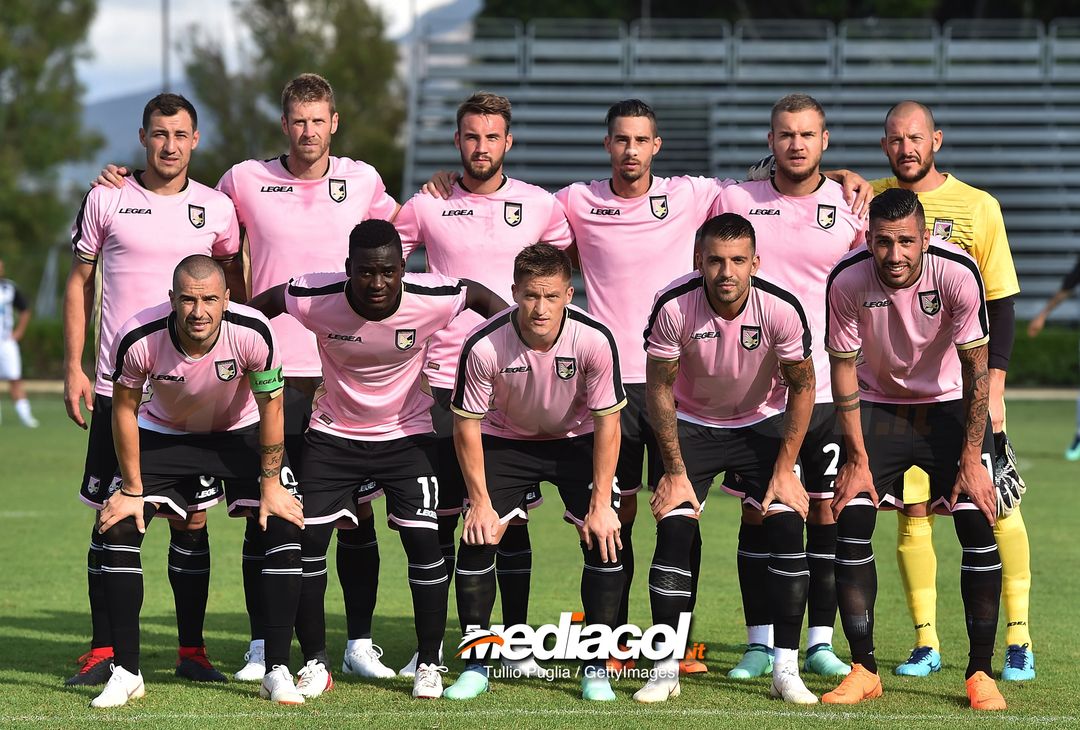  PALERMO, ITALY - AUGUST 18: Players of Palermo pose for a team shot during the pre-season friendly match between US Citta' di Palermo and Sicula Leonzio at Carmelo Onorato training center on August 18, 2018 in Palermo, Italy.  (Photo by Tullio M. Puglia/Getty Images) 