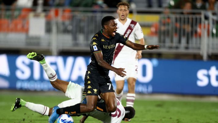 VENEZIA, ITALY - SEPTEMBER 27: David Orekeke of Venezia competes for the ball with Djidji of Torino during the Serie A match between Venezia FC and Torino FC at Stadio Pierluigi Penzo on September 27, 2021 in Venezia, Italy. (Photo by Maurizio Lagana/Getty Images) 