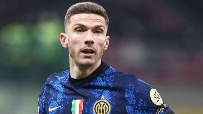 MILAN, ITALY - MARCH 01: Robin Gosens of FC Internazionale looks on during the Coppa Italia Semi Final 1st Leg match between AC Milan and FC Internazionale at Stadio Giuseppe Meazza on March 01, 2022 in Milan, Italy. (Photo by Marco Luzzani/Getty Images) Gazzetta: “L’Inter aspetta il vero Gosens: con l’affaticamento servirà più tempo” - immagine 1