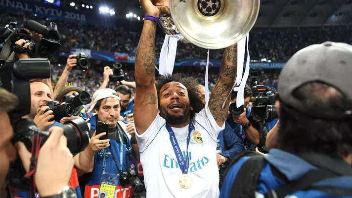 KIEV, UKRAINE - MAY 26:  Marcelo of Real Madrid lifts The UEFA Champions League trophy following his sides victory in the UEFA Champions League Final between Real Madrid and Liverpool at NSC Olimpiyskiy Stadium on May 26, 2018 in Kiev, Ukraine.  (Photo by Michael Regan/Getty Images)