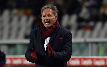 TURIN, ITALY - DECEMBER 02: Torino FC head coach Sinisa Mihajlovic shouts to his players during the Serie A match between Torino FC and Atalanta BC at Stadio Olimpico di Torino on December 2, 2017 in Turin, Italy. (Photo by Valerio Pennicino/Getty Images)