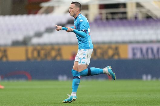 FLORENCE, ITALY - MAY 16: Sebastian Piotr Zielinski of SSC Napoli celebrates after scoring a goal during the Serie A match between ACF Fiorentina and SSC Napoli at Stadio Artemio Franchi on May 16, 2021 in Florence, Italy. (Photo by Gabriele Maltinti/Getty Images) Juve-Napoli, azzurri in campo con i tre in isolamento fiduciario- immagine 2