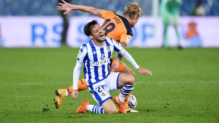 SAN SEBASTIAN, SPAIN - SEPTEMBER 29: David Silva of Real Sociedad is challenged by Daniel Wass of Valencia CF during the La Liga Santander match between Real Sociedad and Valencia CF at Estadio Anoeta on September 29, 2020 in San Sebastian, Spain. Football Stadiums around Europe remain empty due to the Coronavirus Pandemic as Government social distancing laws prohibit fans inside venues resulting in fixtures being played behind closed doors. (Photo by Juan Manuel Serrano Arce/Getty Images) SAN SEBASTIAN, SPAIN - SEPTEMBER 29: David Silva of Real Sociedad is challenged by Daniel Wass of Valencia CF during the La Liga Santander match between Real Sociedad and Valencia CF at Estadio Anoeta on September 29, 2020 in San Sebastian, Spain. Football Stadiums around Europe remain empty due to the Coronavirus Pandemic as Government social distancing laws prohibit fans inside venues resulting in fixtures being played behind closed doors. (Photo by Juan Manuel Serrano Arce/Getty Images)