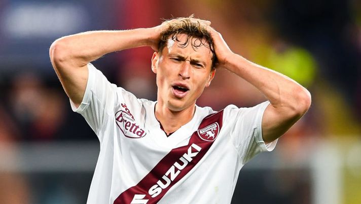 GENOA, ITALY - MARCH 18: Mergim Vojvoda of Torino reacts with disappointment during the Serie A match between Genoa CFC and Torino FC at Stadio Luigi Ferraris on March 18, 2022 in Genoa, Italy. (Photo by Getty Images) LIVE – Tutti gli assist di giornata: c’è il +1 per Vojvoda e Lookman - immagine 1