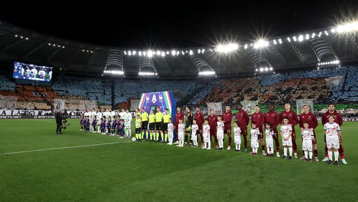 ROME, ITALY - APRIL 13: A general view of the inside of the stadium as players of Lazio and AS Roma line up prior to the Serie A match between SS Lazio and AS Roma at Stadio Olimpico on April 13, 2025 in Rome, Italy. (Photo by Paolo Bruno/Getty Images) Lazio-Roma