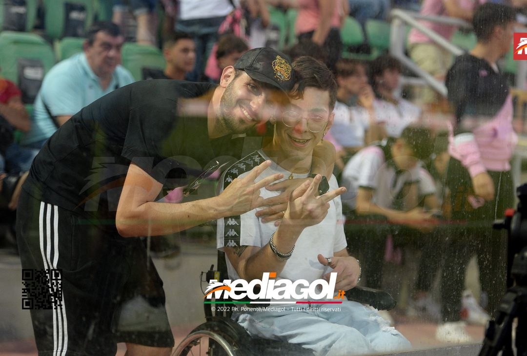 Fototifo, facce da Serie B. I tifosi allo stadio per Palermo-Padova 1-0 - immagine 139