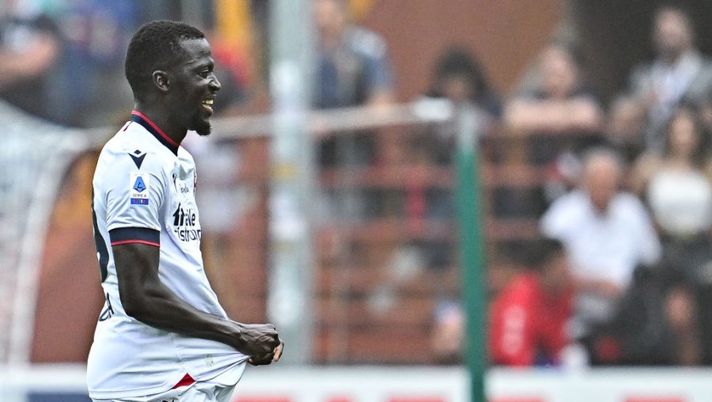 GENOA, ITALY - MAY 21: Musa Barrow of Bologna celebrates after scoring a goal during the Serie A match between Genoa CFC and Bologna Fc at Stadio Luigi Ferraris on May 21, 2022 in Genoa, Italy. (Photo by Getty Images) Bologna, due vittorie nel triangolare: in forma Barrow e Orsolini, ok Cambiaso e Ferguson - immagine 1