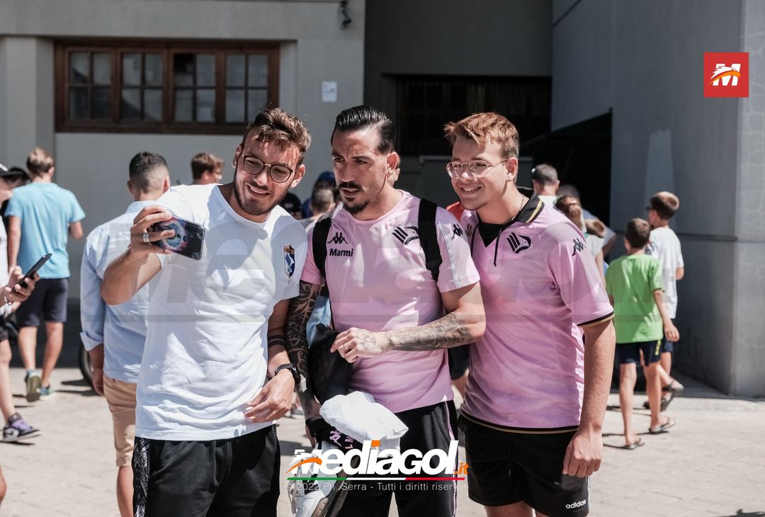 FOTO Reggina-Palermo, i rosanero di Corini in partenza dal “Renzo Barbera” (Gallery) - immagine 8